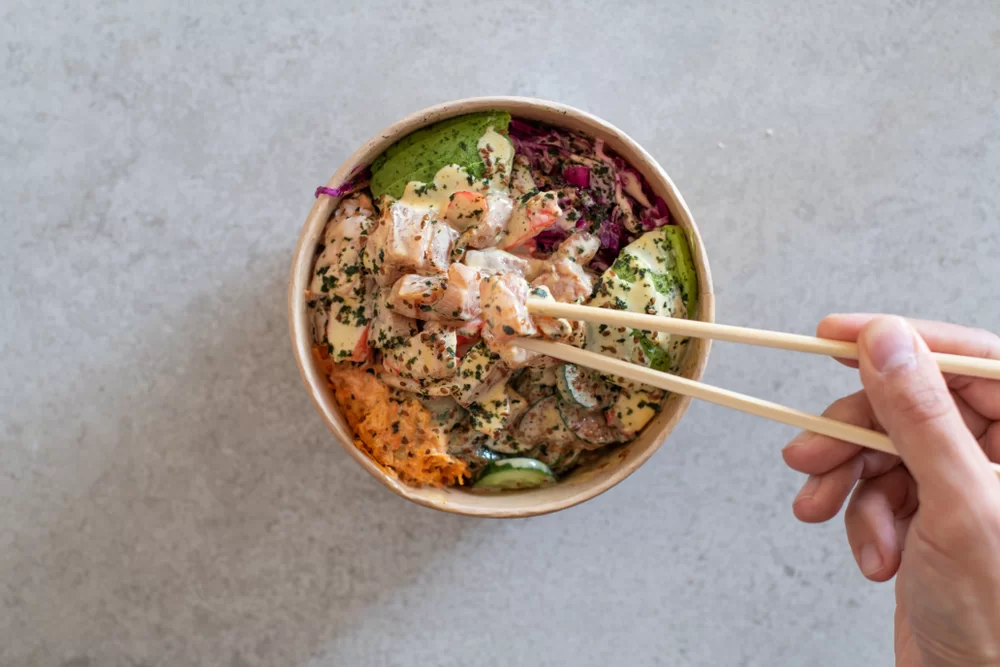 kalifornské poke bowl s lososom