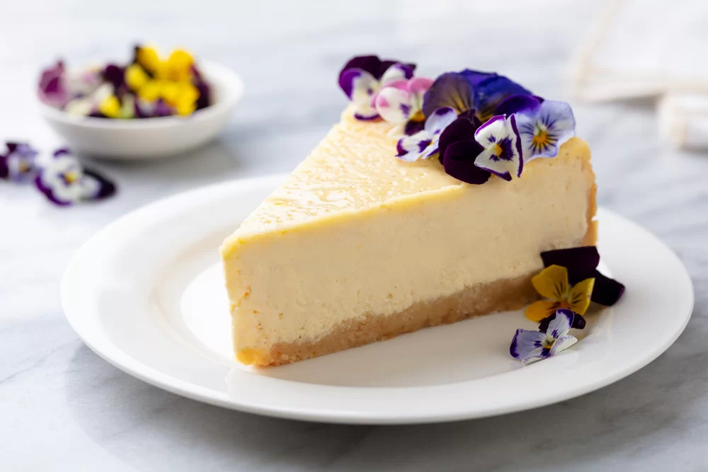 jedlé kvety na cheesecake s mascarpone