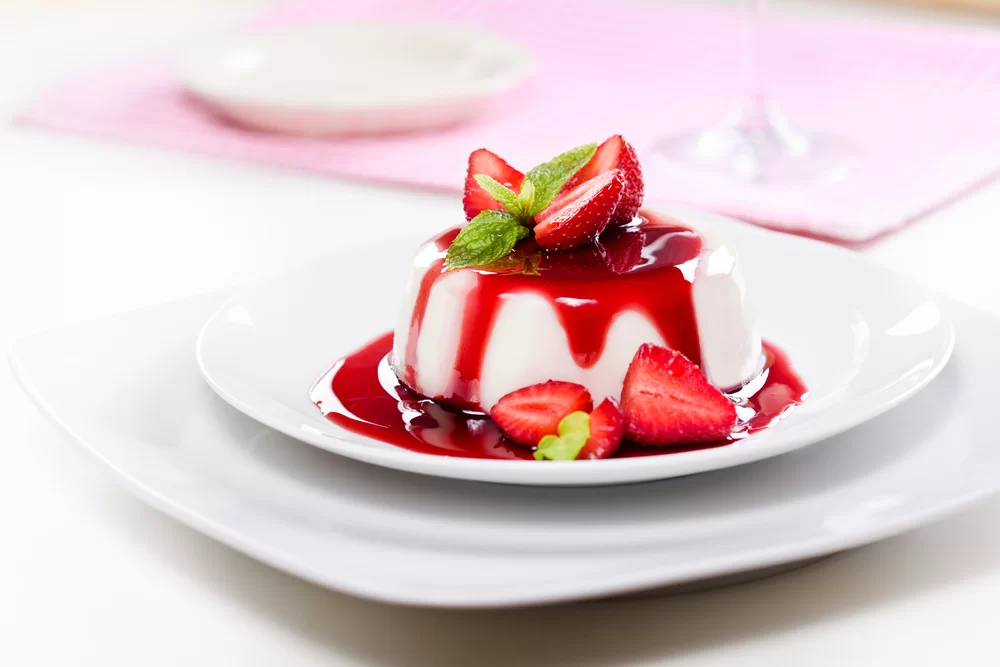 panna cotta s jahodami