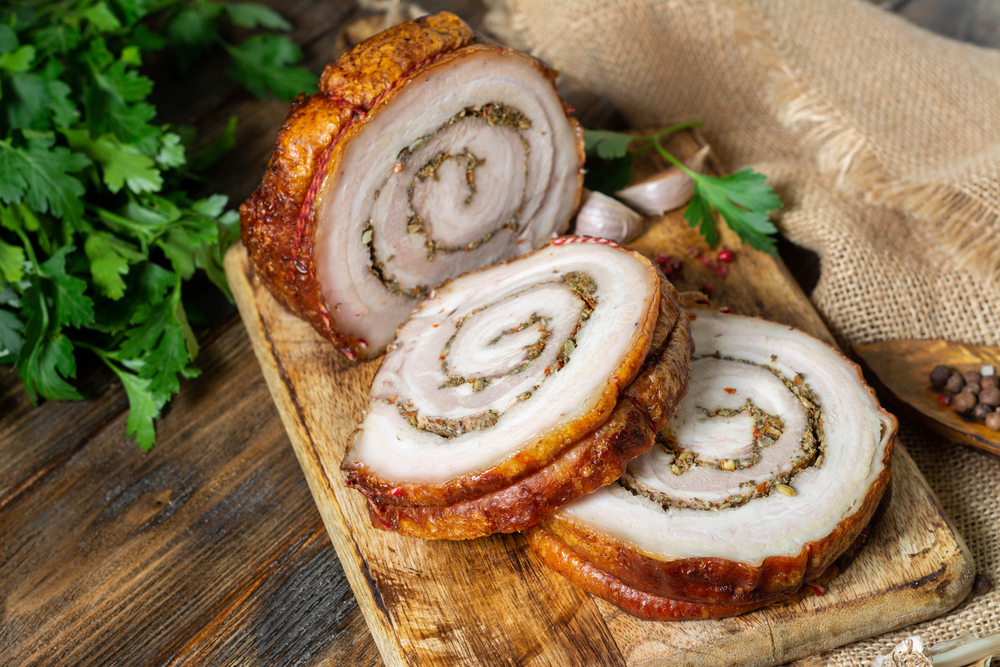 Tradičná talianska bravčová porchetta.