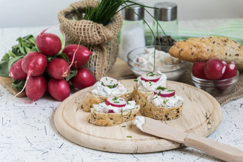 Reďkovková nátierka – zdravý recept z červených reďkoviek