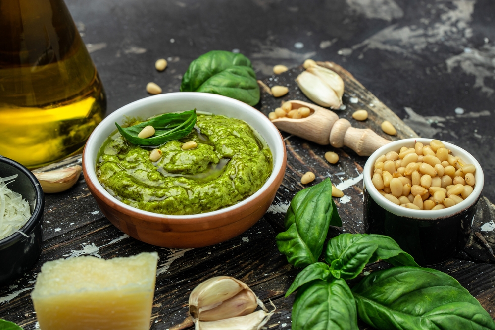 Bazalkové pesto – recept s píniovými orieškami a parmezánom