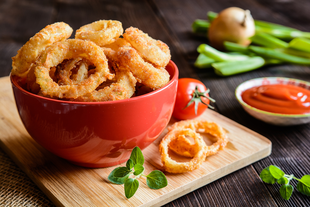 Smažené cibuľové krúžky – recept na chrumkavú pochúťku