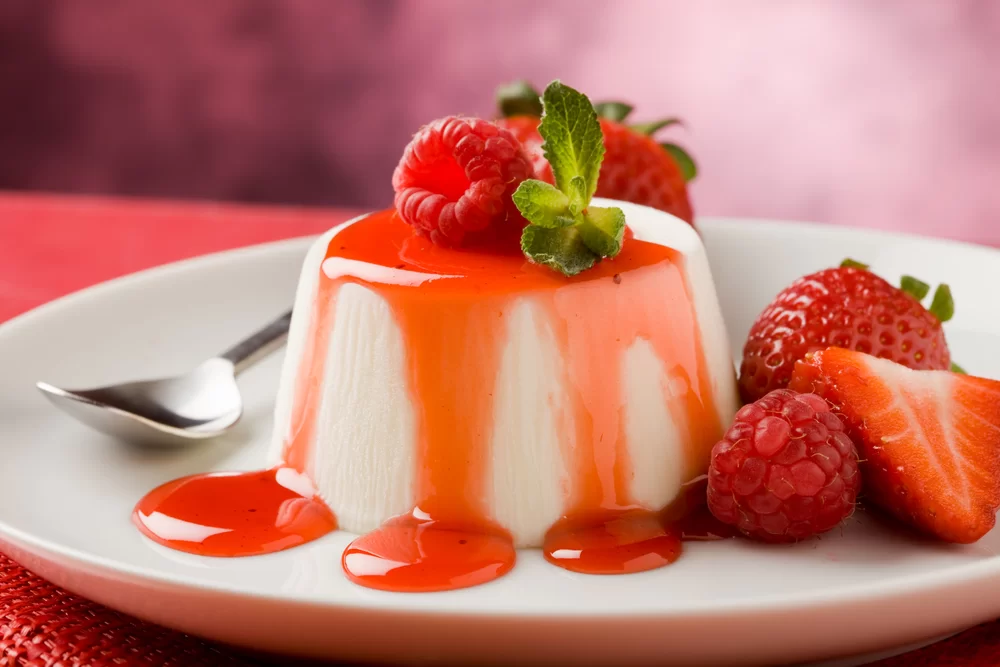 Panna cotta – originál recept s malinovou omáčkou